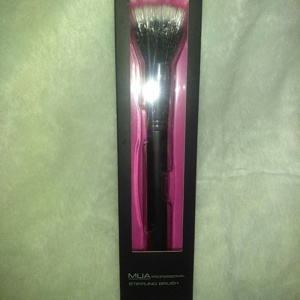 MUA Professionals| Stippling Brush| NIB| Cosmetics